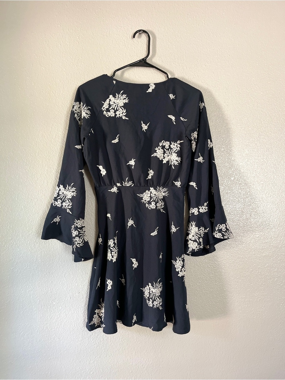 Mimi Chica Navy & Cream Floral Wrap Dress - Picture 4 of 6